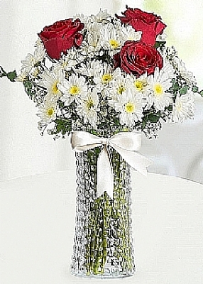 cam vazoda beyaz papatyalar ve güller